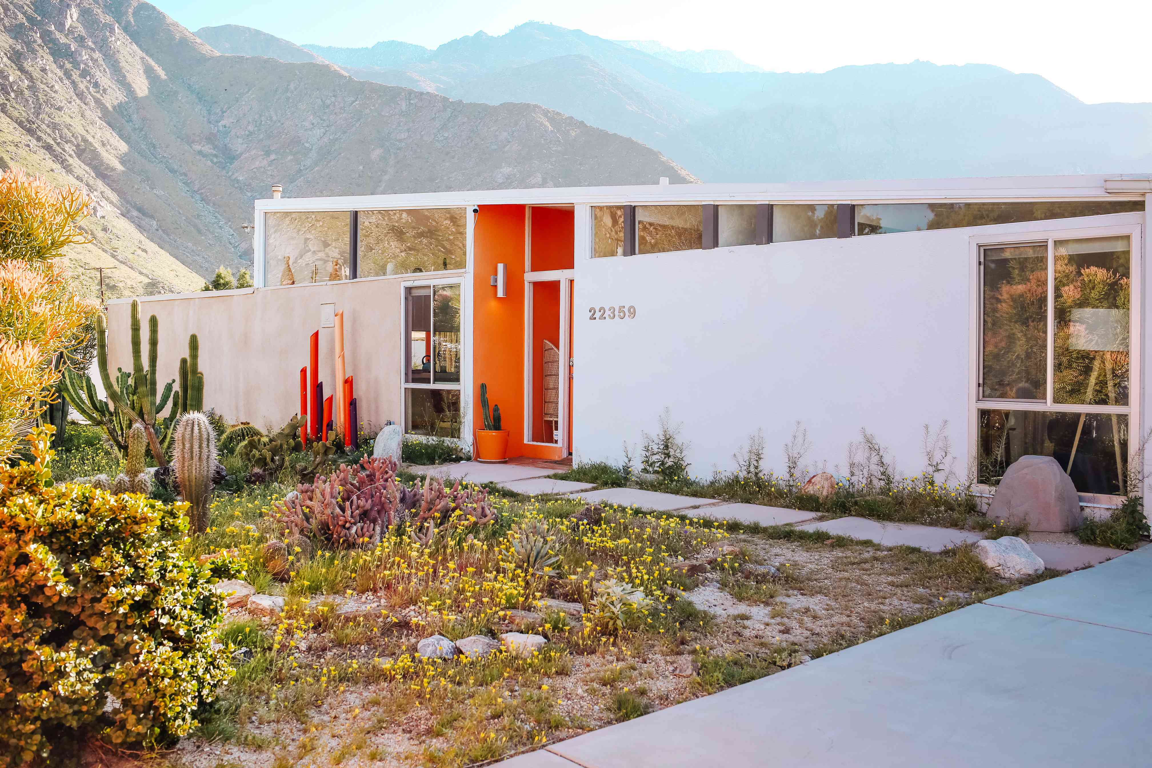 有明亮的前门的房子