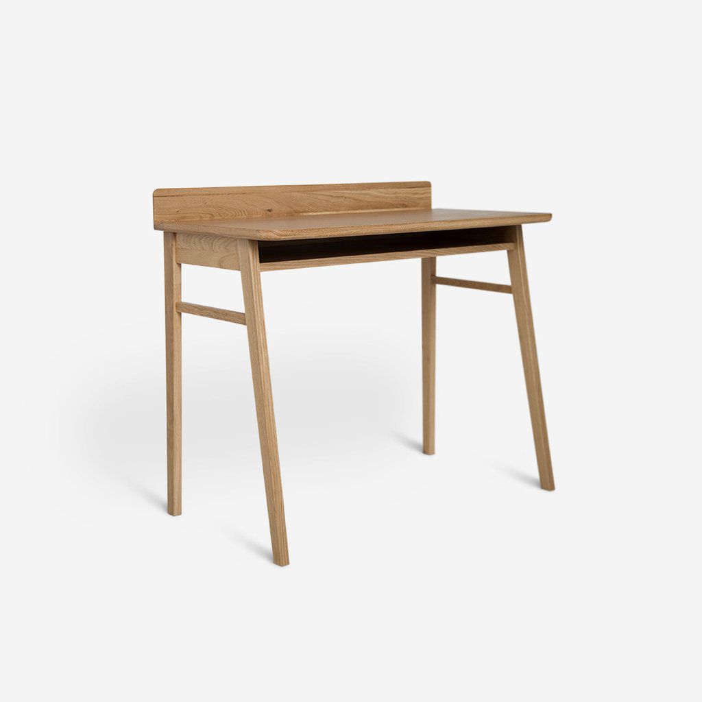 一张有四条腿的中世纪风格的木桌和一个供储藏的开放式架子。