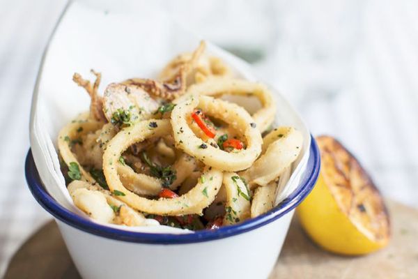 在一个白色碗的Calamari