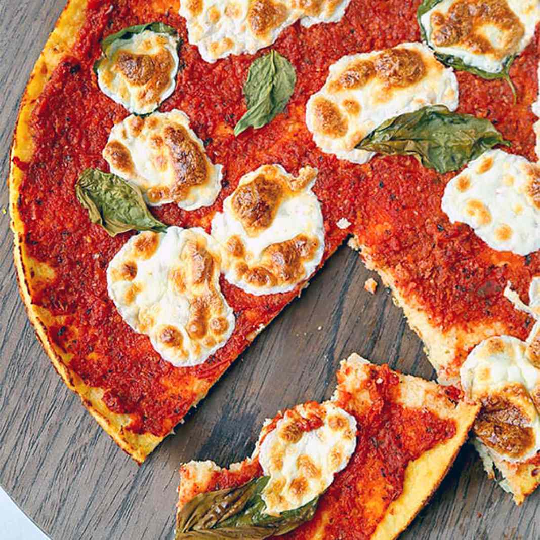 玛格丽塔菜花比萨饼。