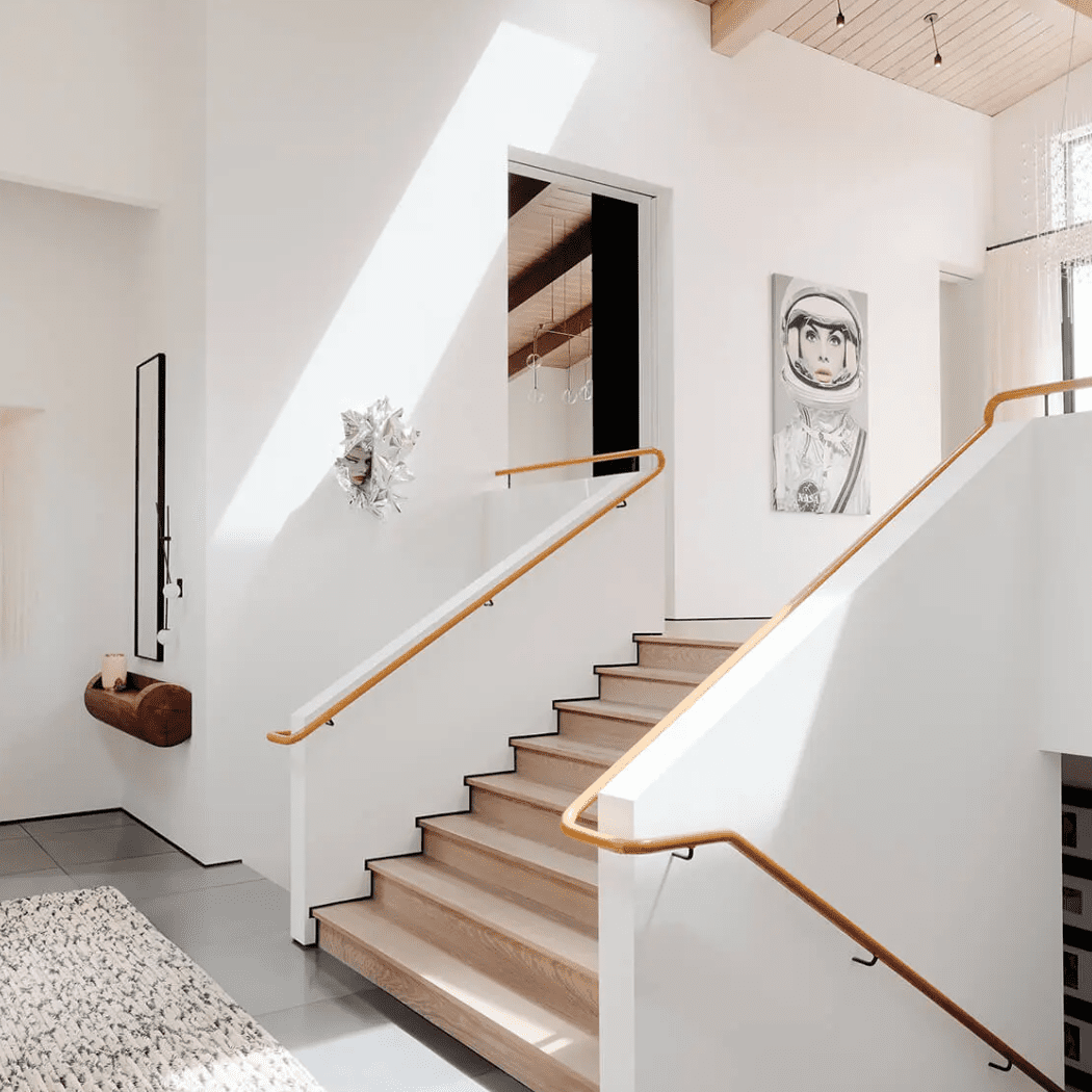 装饰着几件现代艺术品的开放式楼梯