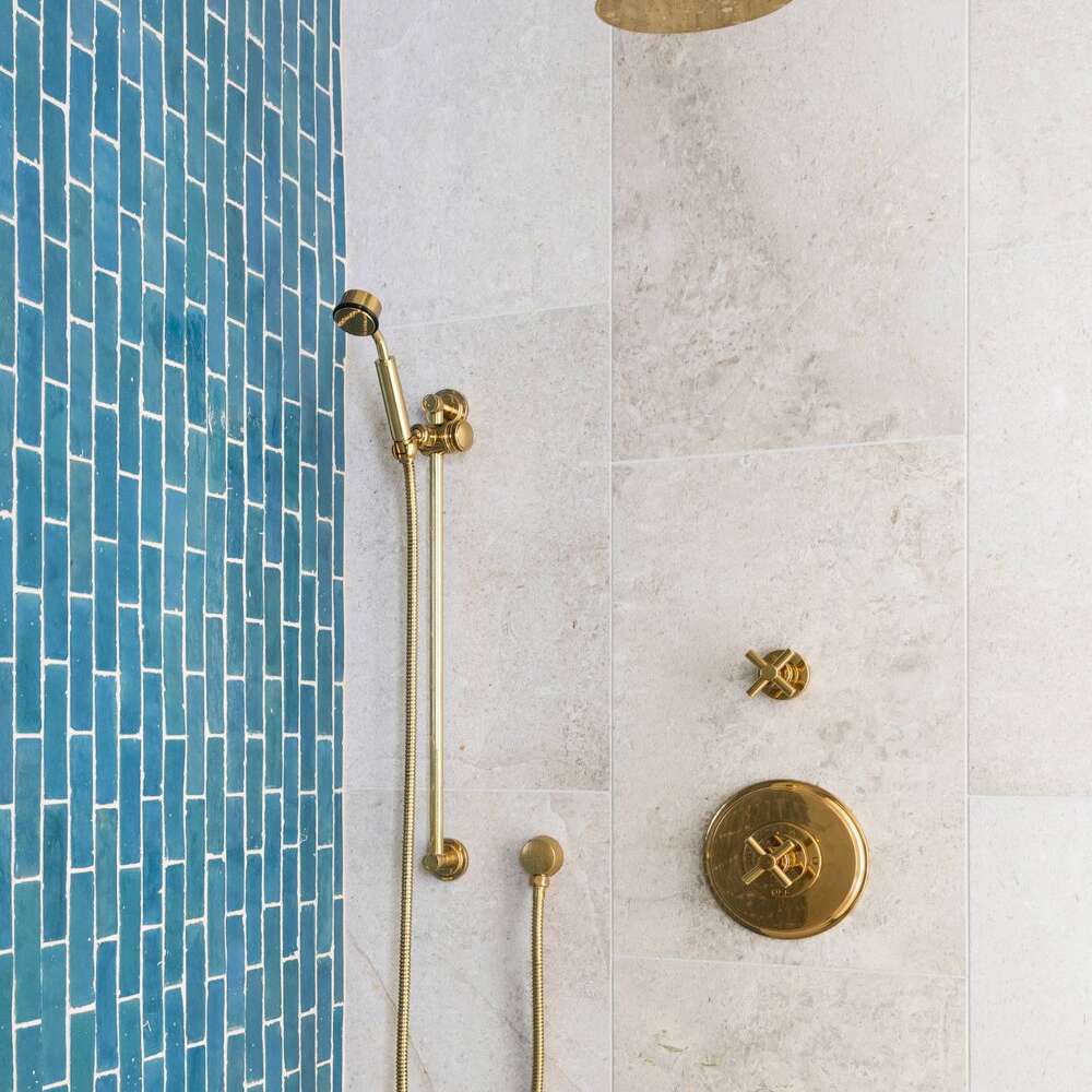 浴室的墙壁是蓝色瓷砖