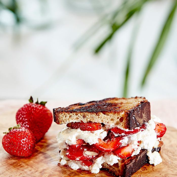 乳清干酪和草莓烤奶酪