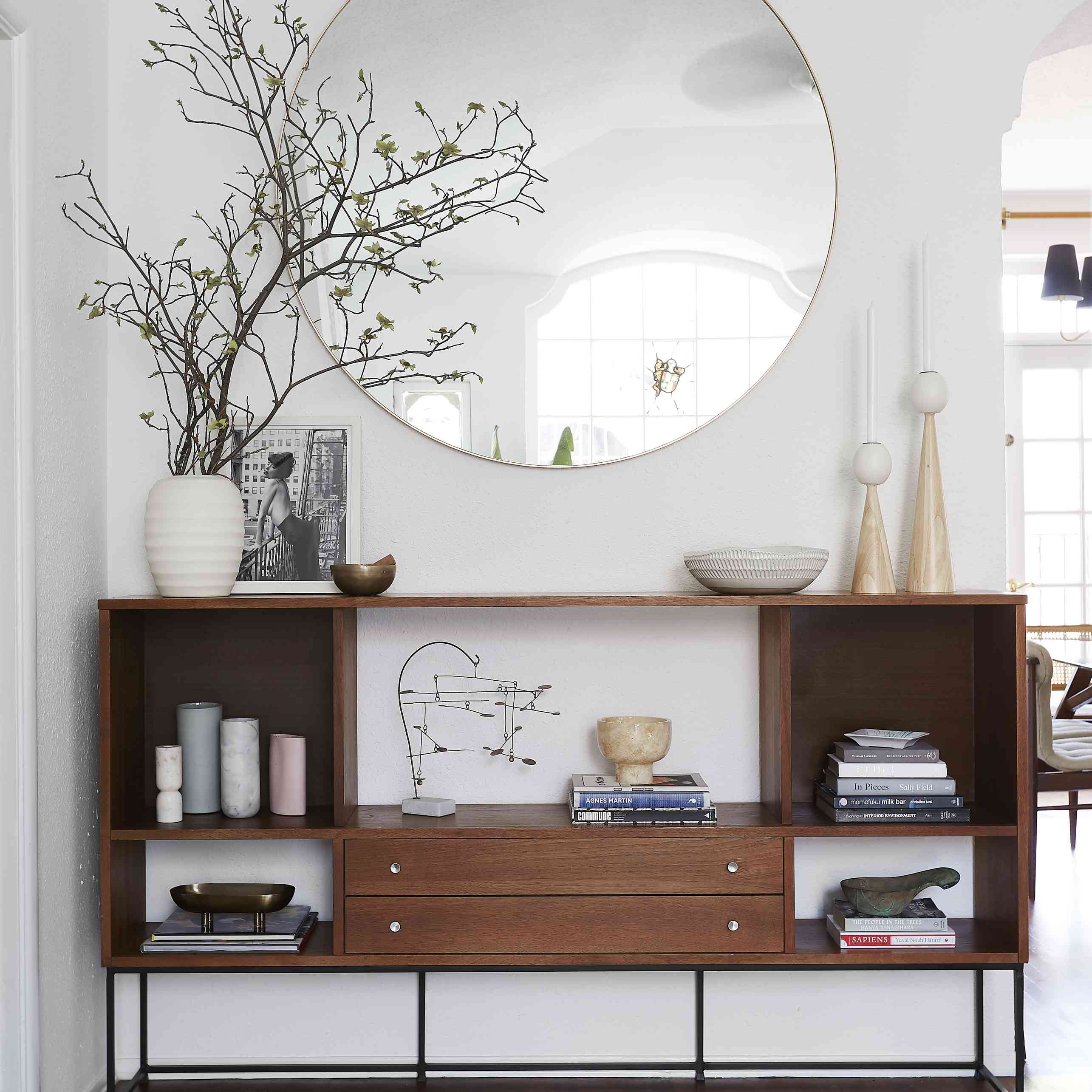 客厅装饰与书柜和超大的圆镜