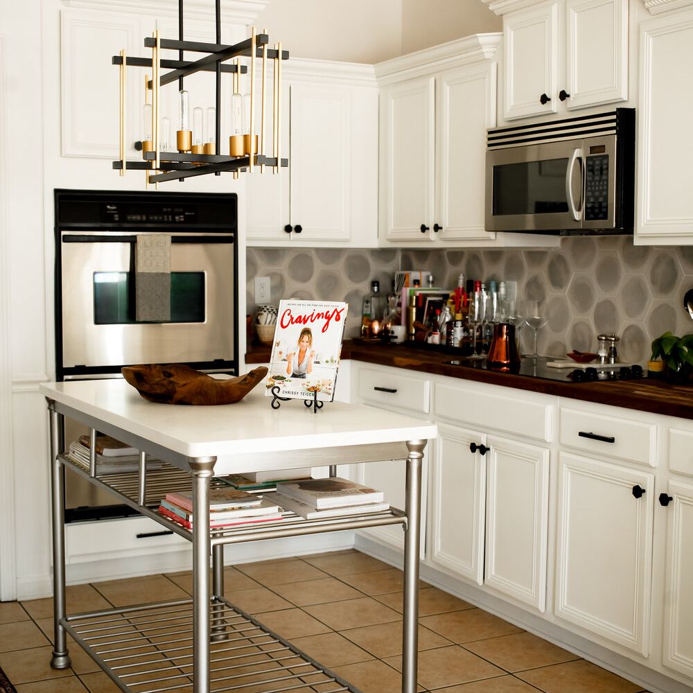 厨房里有一个枝形吊灯