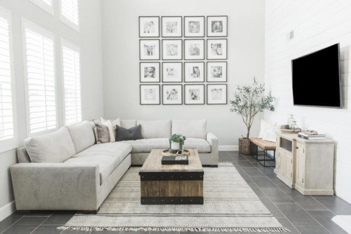 有大画廊墙壁的白色客厅。