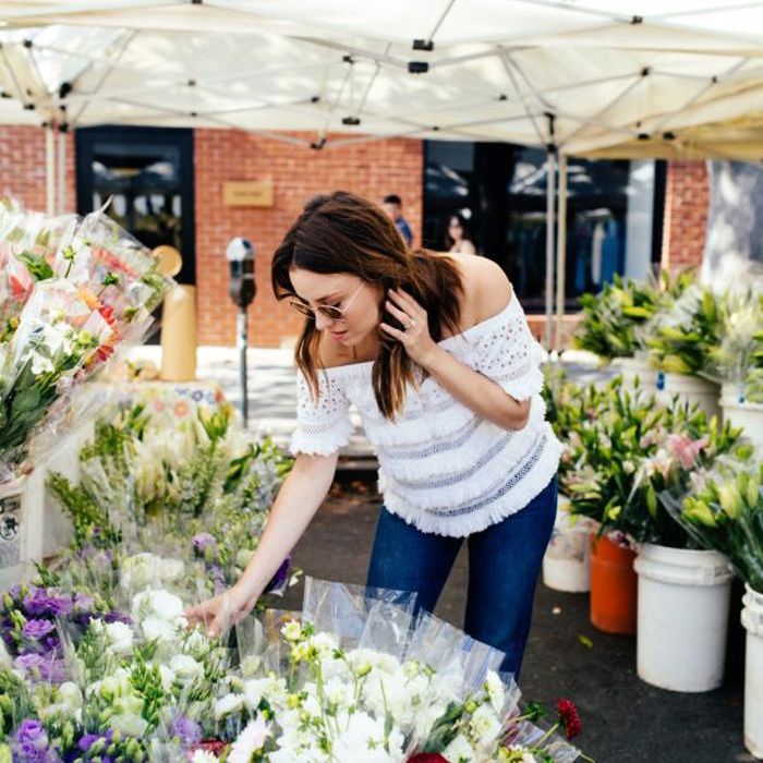 一个女人在花卉市场