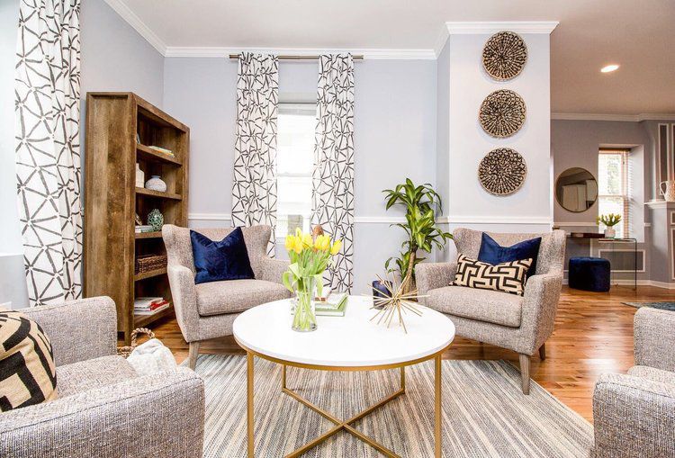 客厅里挂着时髦的图案窗帘。