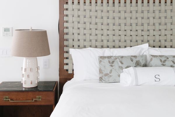 在白色床上的被定制的枕头。