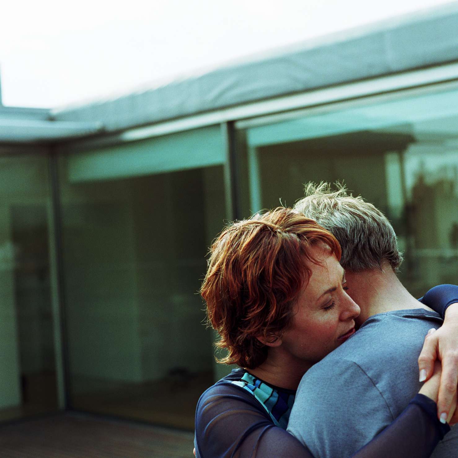 对朋友表示同情的女人。