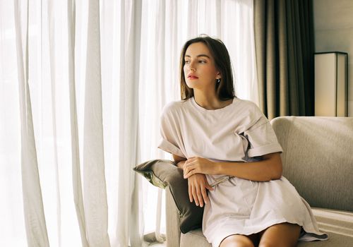 坐在沙发边上的女人