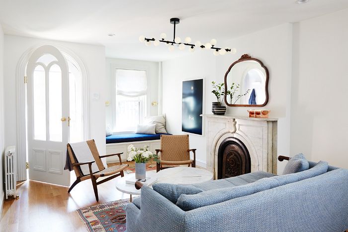 客厅与淡蓝色的沙发