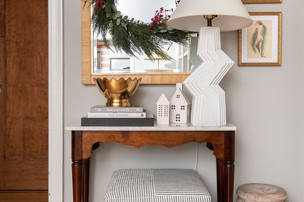 与桉树和浆果的花圈。