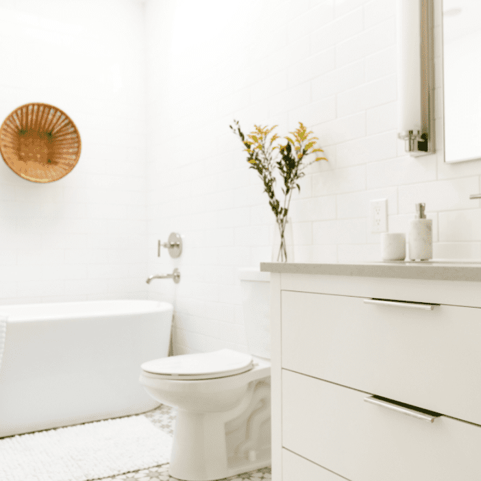 浴室有白色和灰色的口音