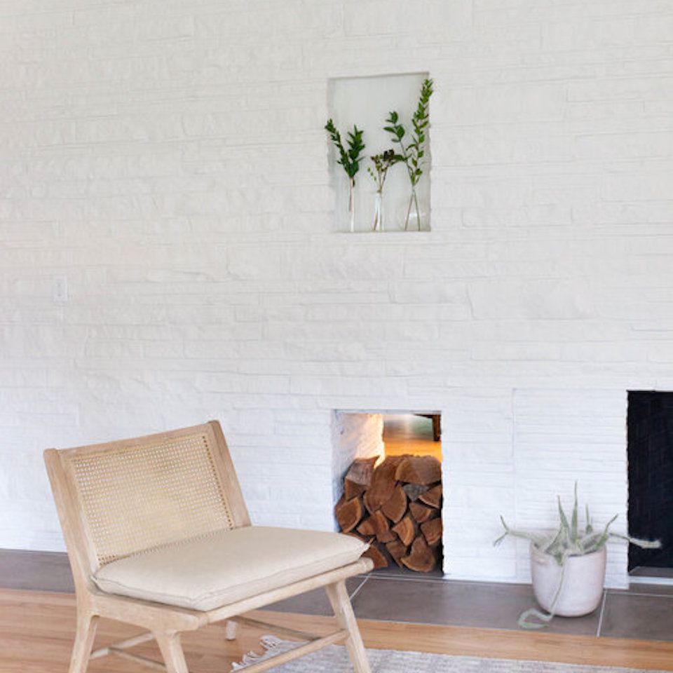 清脆的白色壁炉。