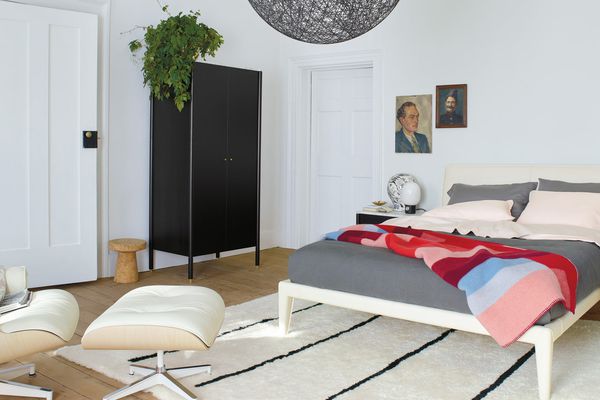 mikkel在床上扔毯子