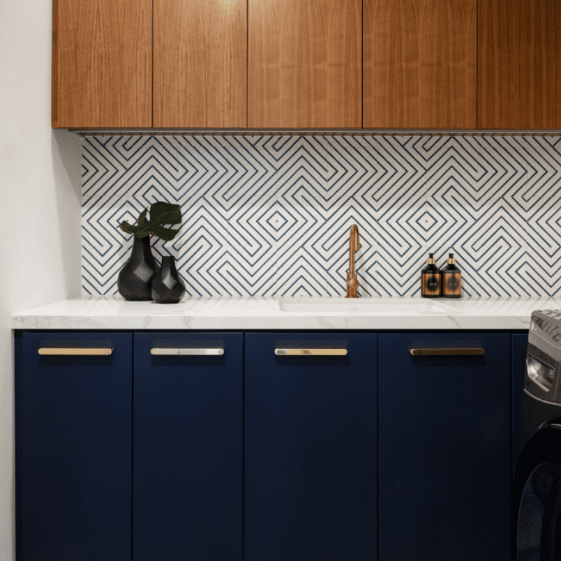 厨房有印花后挡板和配套的地板