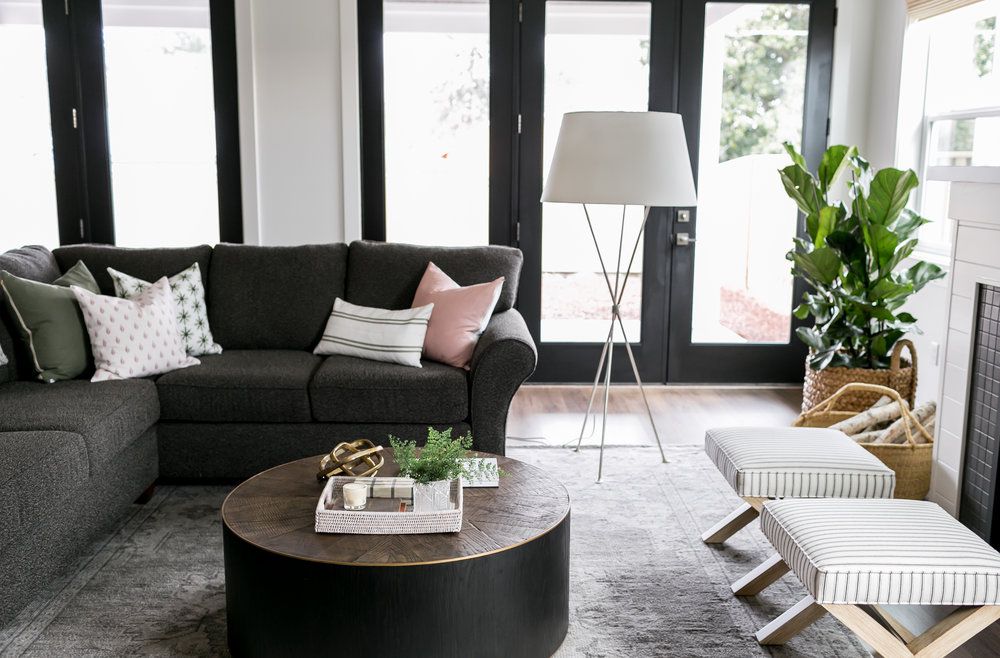 在客厅的深灰色长沙发与黑门框架