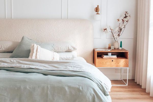 有木床头柜的软的桃红色淡色卧室。