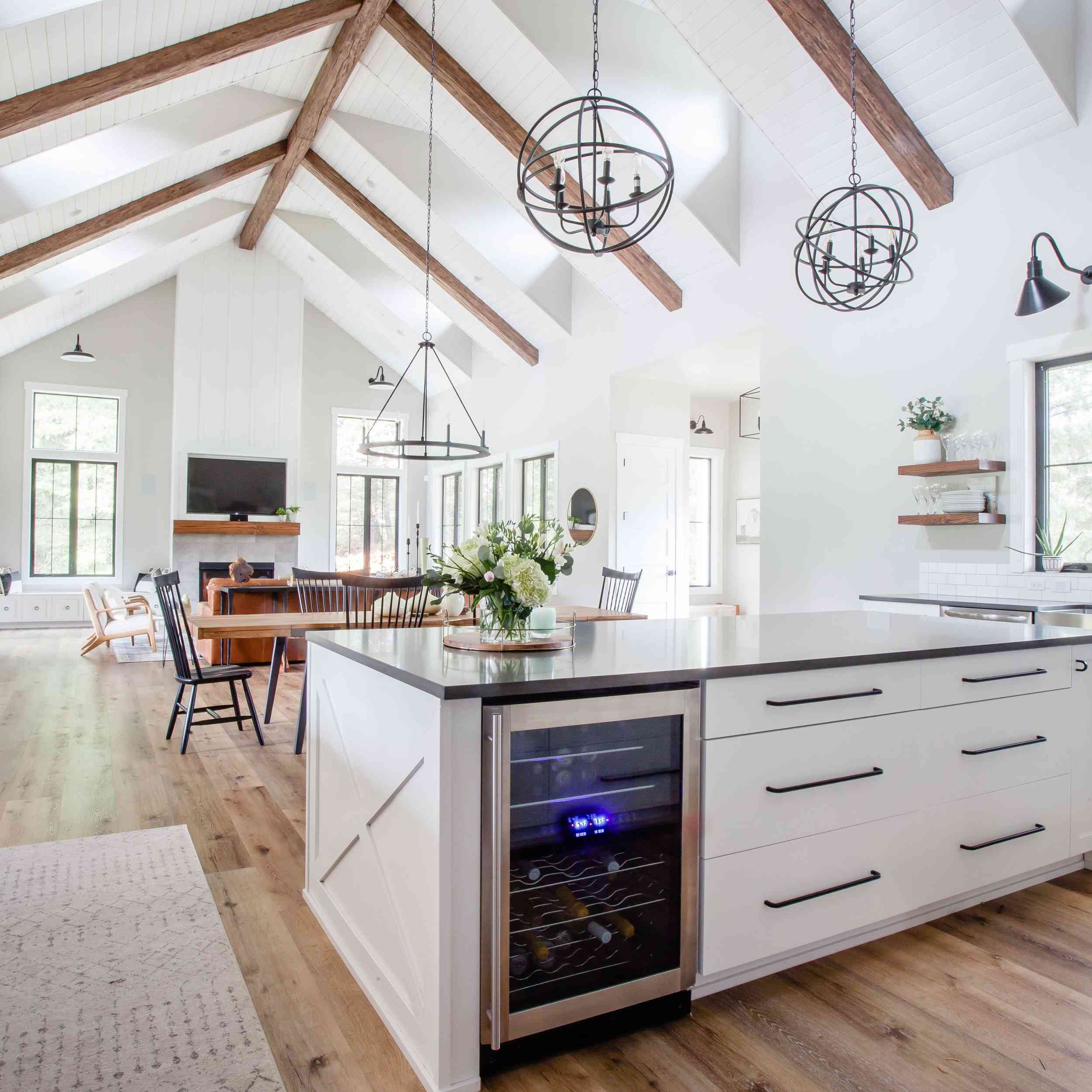 厨房里挂着黑色吊灯