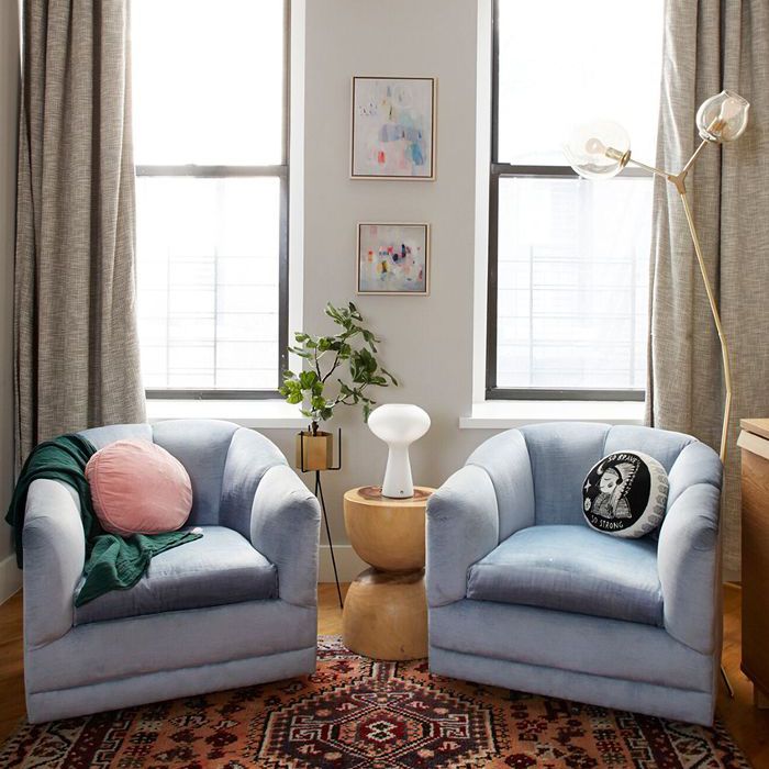 匹配的扶手椅在现代阁楼