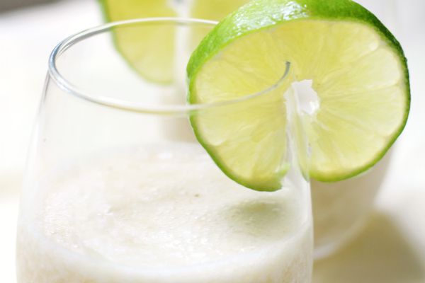 最好的模仿食谱 - 香蕉代基蒂装饰着石灰轮。