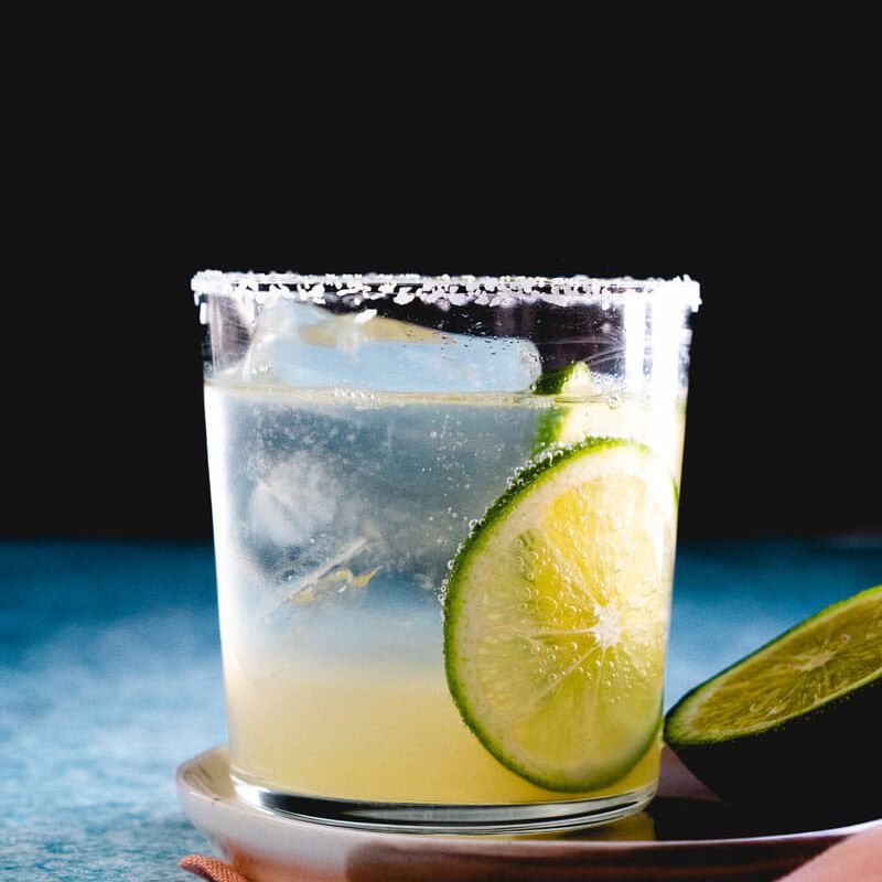 处女玛格丽塔在岩石玻璃的与盐缘。