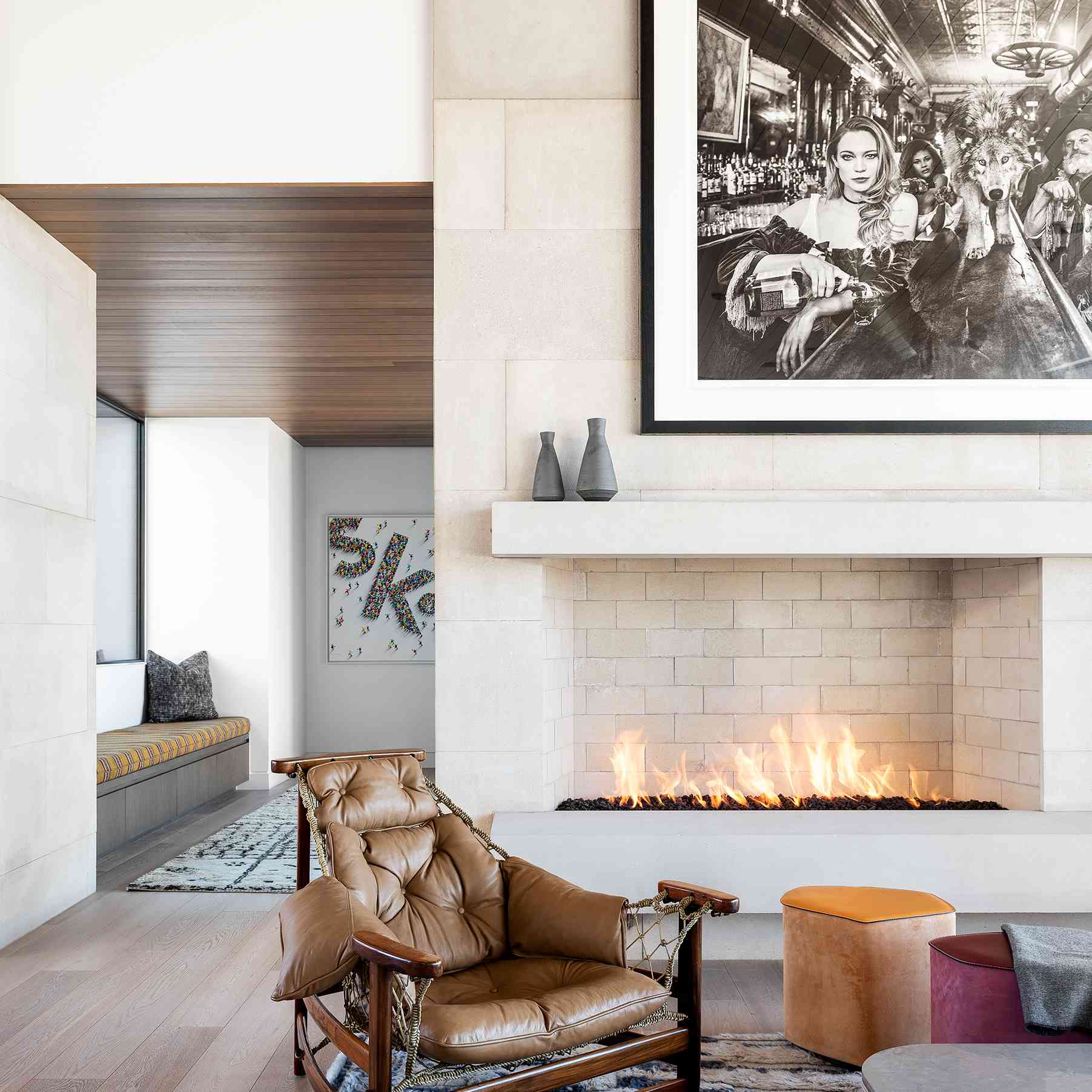 客厅壁炉和皮椅的照片。