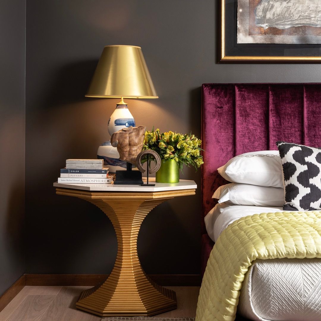 带深灰色墙壁的卧室