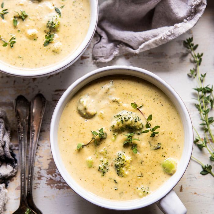 慢炖西兰花切达干酪和西葫芦汤