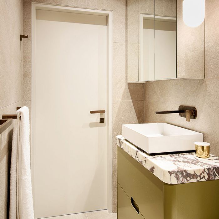 粉红色的大理石浴室