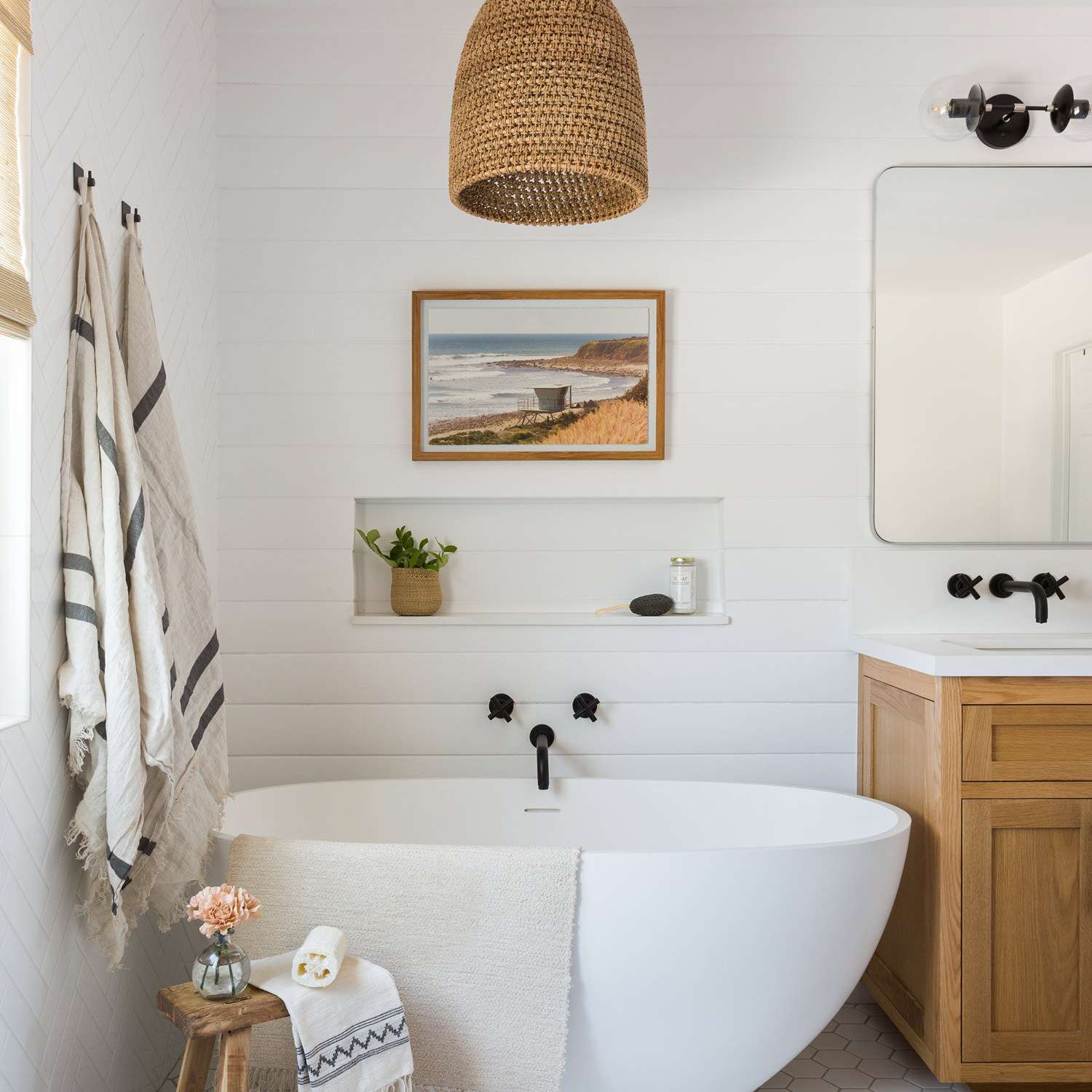 有编织灯具的浴室