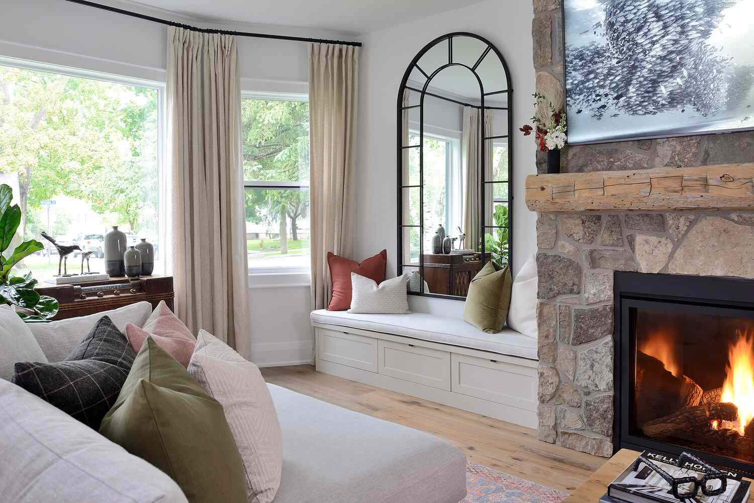 带灰褐色窗帘的客厅