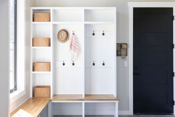 有组织的泥瓦室，内置搁板。