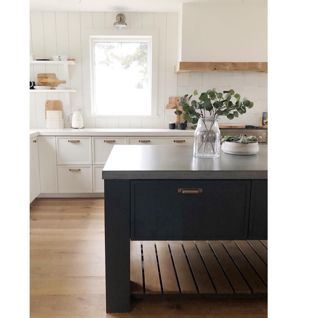 乡村厨房用混凝土岛和台面。