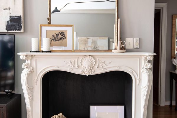 装饰华丽的镜子上的白色斗篷。