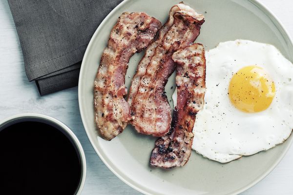 鸡蛋，培根和黑咖啡，从上面看。