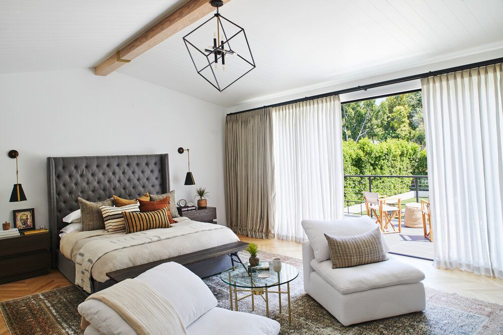 一间卧室，窗帘层叠在窗帘上