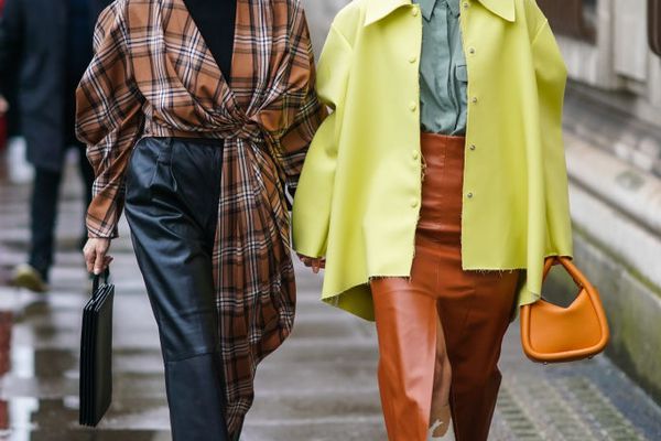 两个女人在街上