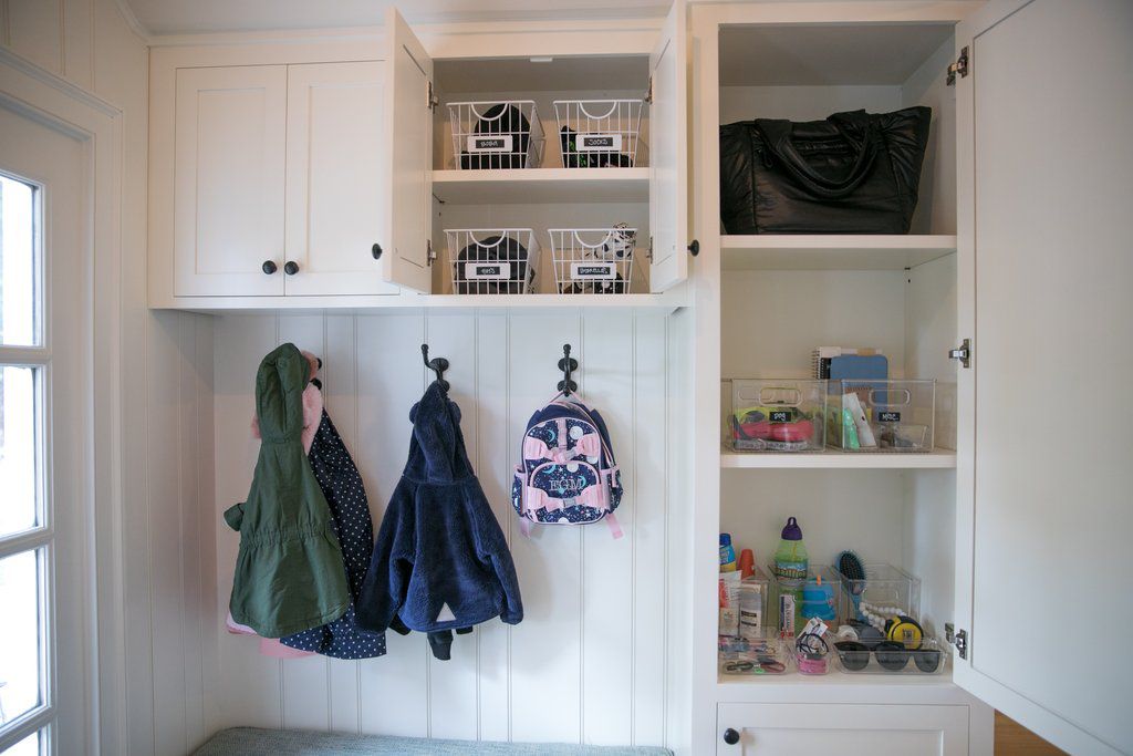 带有嵌入式衣柜的大厅壁橱