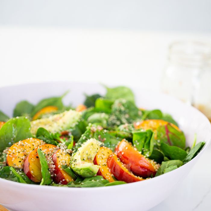 桃子牛油果夏季沙拉