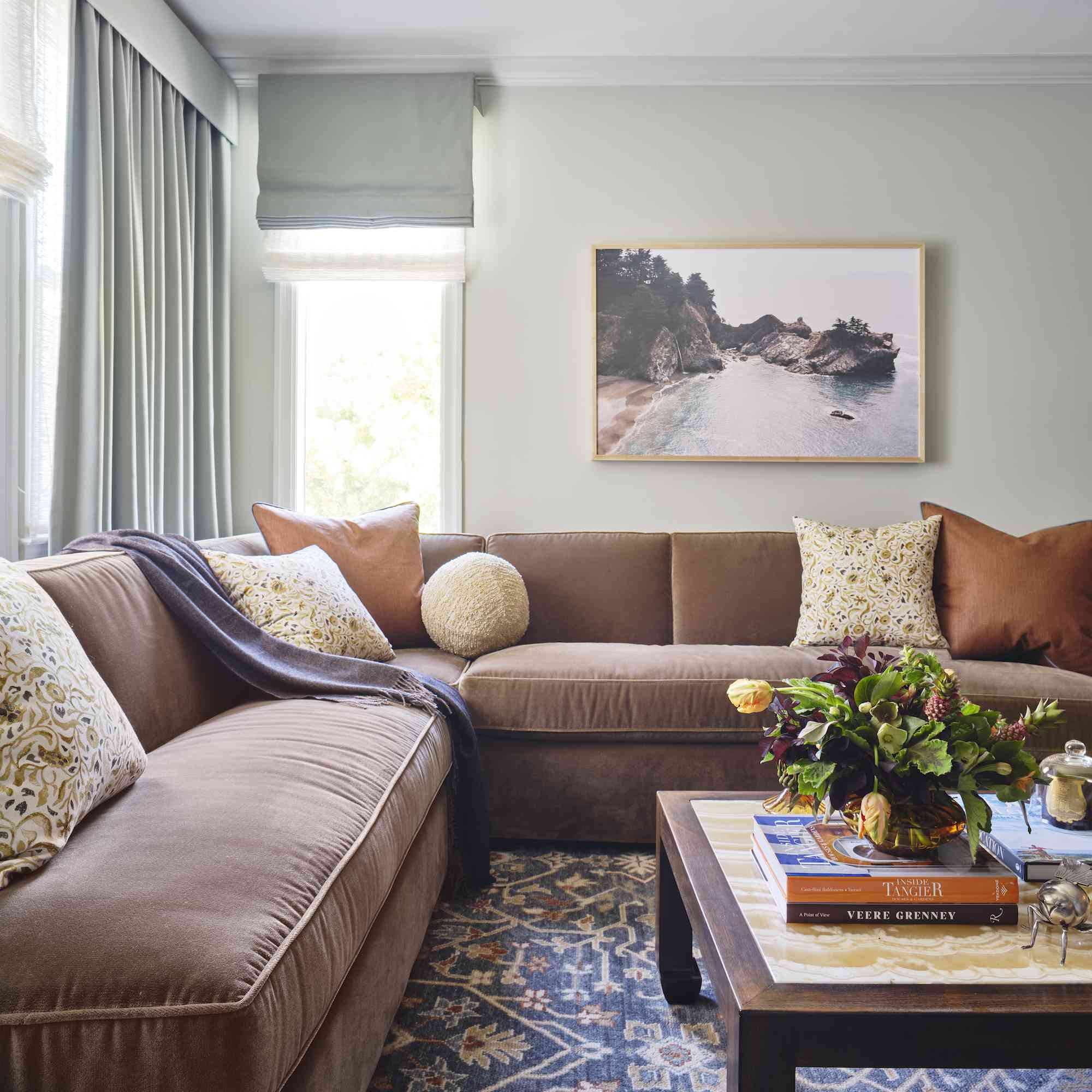 传统客厅与大棕色分区沙发。