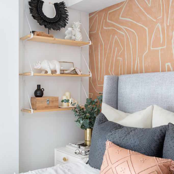 卧室的床后面有墙纸