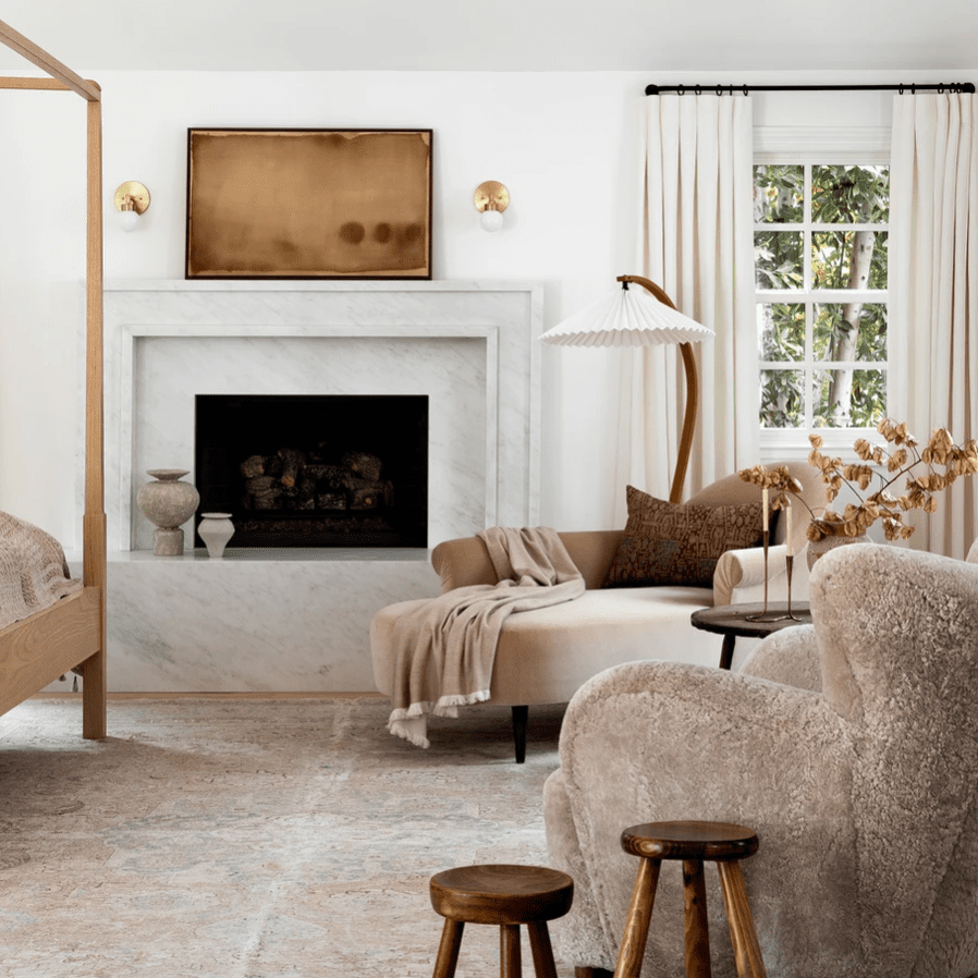 带有醒目风扇落地灯的中立式房间