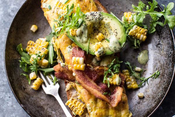 煎锅中的煎蛋卷装饰着鳄梨