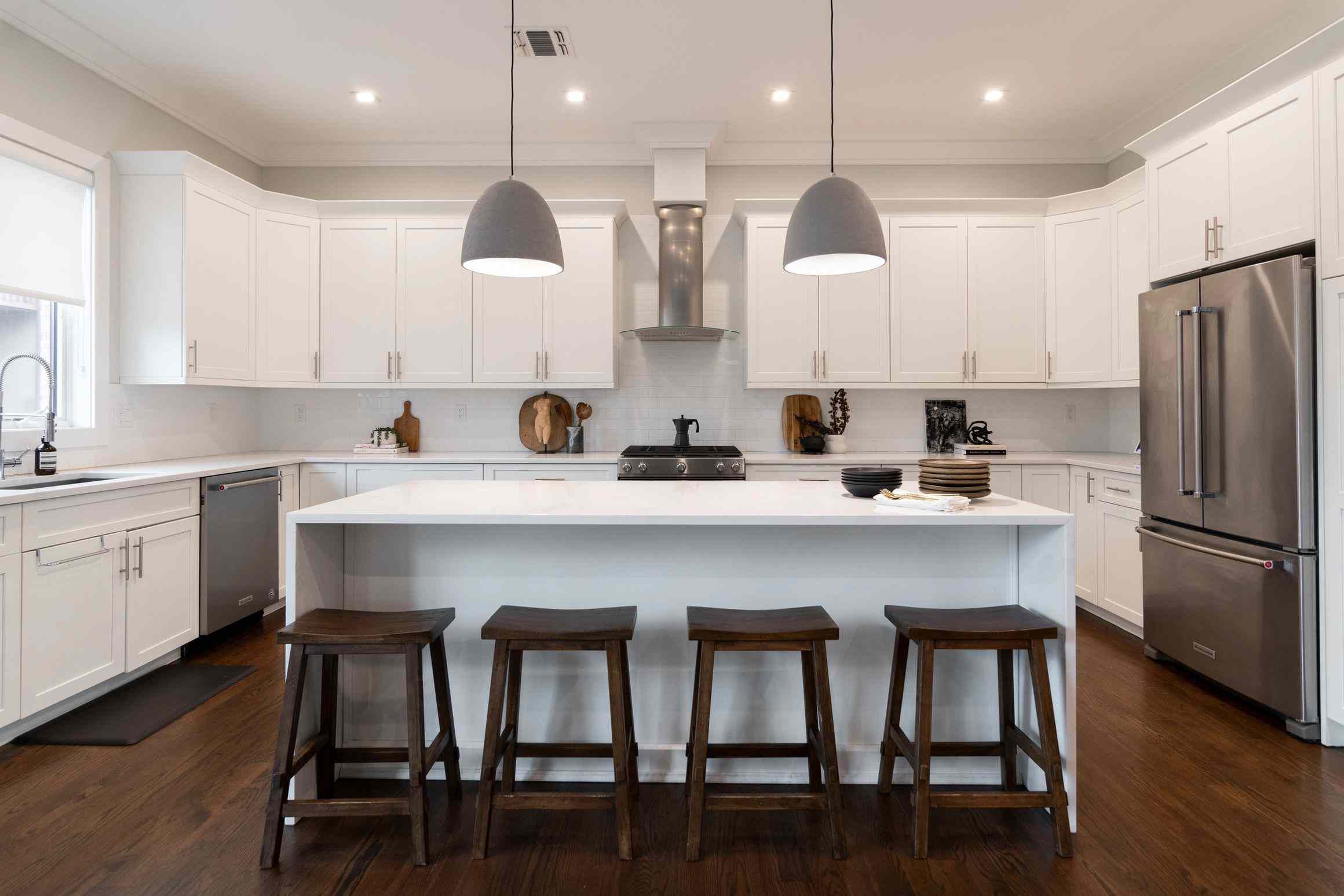 灰色灯光的厨房