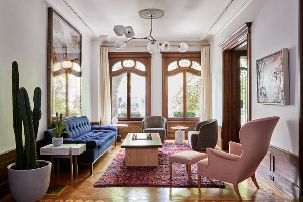 位于布鲁克林公园斜坡石灰石房屋内的起居室