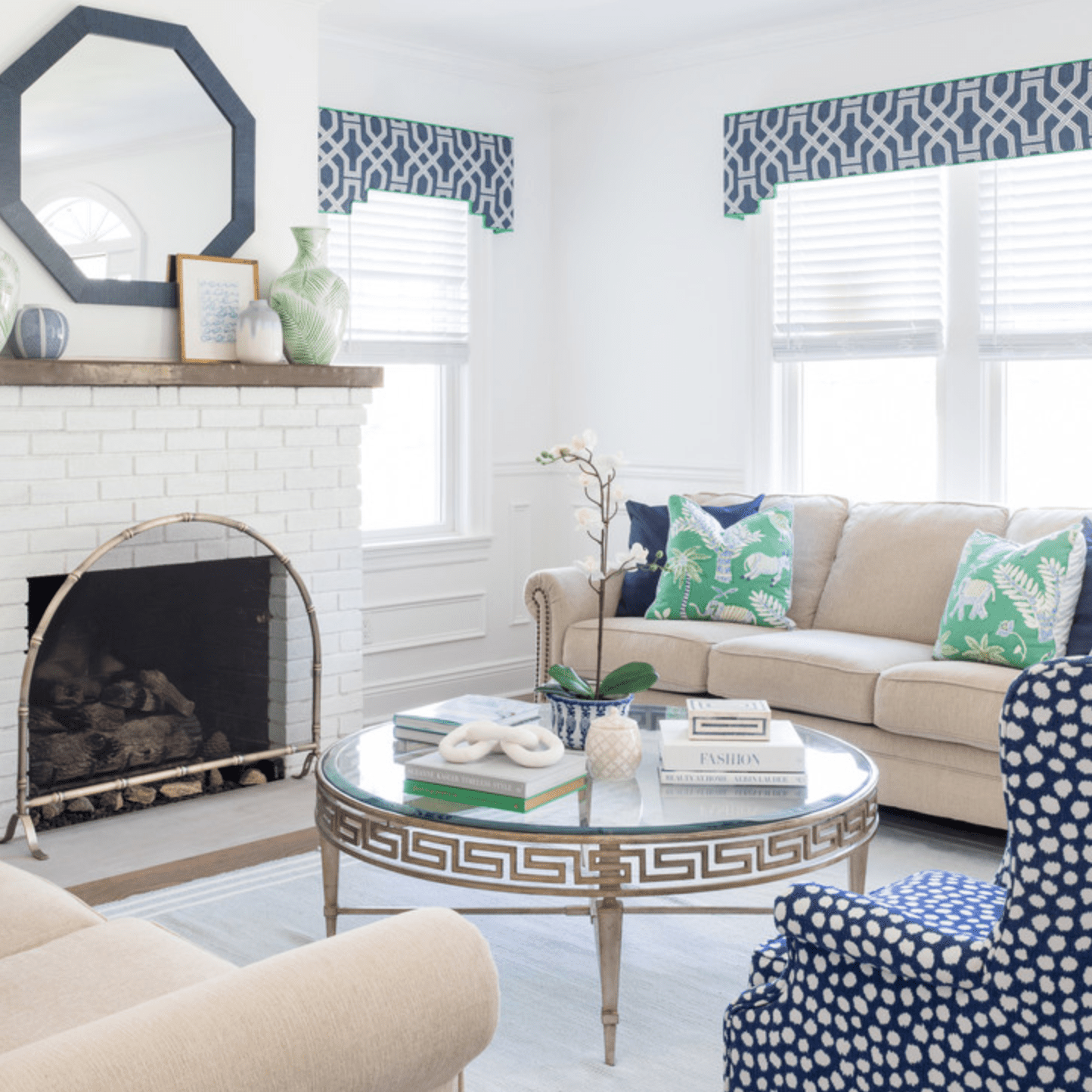 带壁炉的正式客厅。