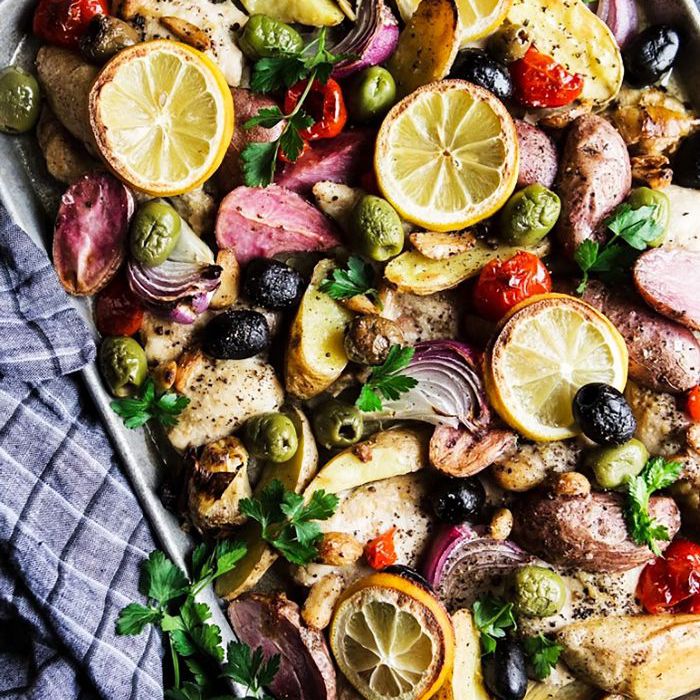 用平底锅煎柠檬，帕玛森，大蒜，鸡肉和蔬菜