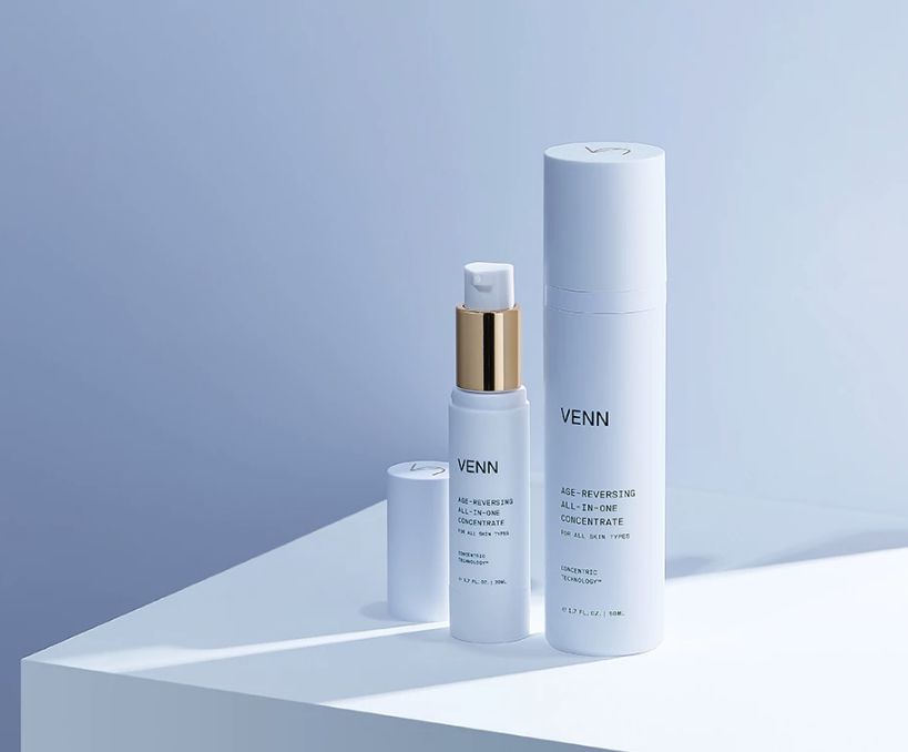 白色柱形泵管具有金颈部和黑写入。